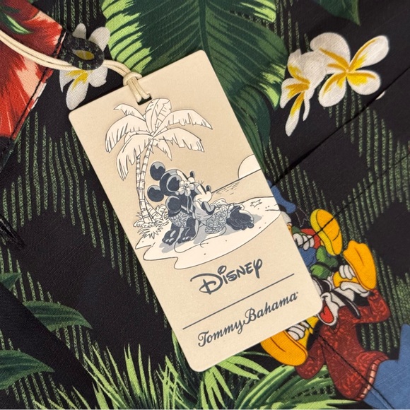 NEW Disney Parks x Tommy Bahama Holiday Christmas Hawaiian Shirt Size M NWT - Picture 5 of 16